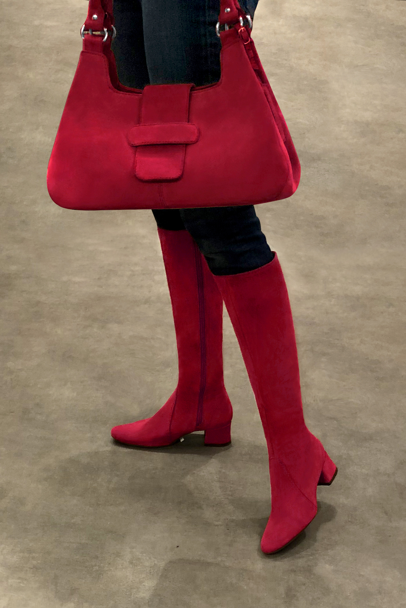 Dress handbag in cardinal red leather - Worn view